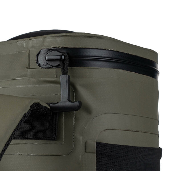 351800 11 08 De TF-2215 Tactical koelrugzak is de perfecte mix van functionaliteit en stijl voor outdoorliefhebbers. Gemaakt van duurzaam 500D PVC-materiaal, is deze rugzak weerbestendig en ideaal voor actieve gebruikers. Met een geïsoleerd koelvak dat tot 20 uur koeling biedt, biedt hij ruimte voor ongeveer 18 blikjes van 330 ml. Dankzij het comfortabele draagsysteem en meerdere opbergvakken is deze rugzak een betrouwbare keuze voor al je avonturen.