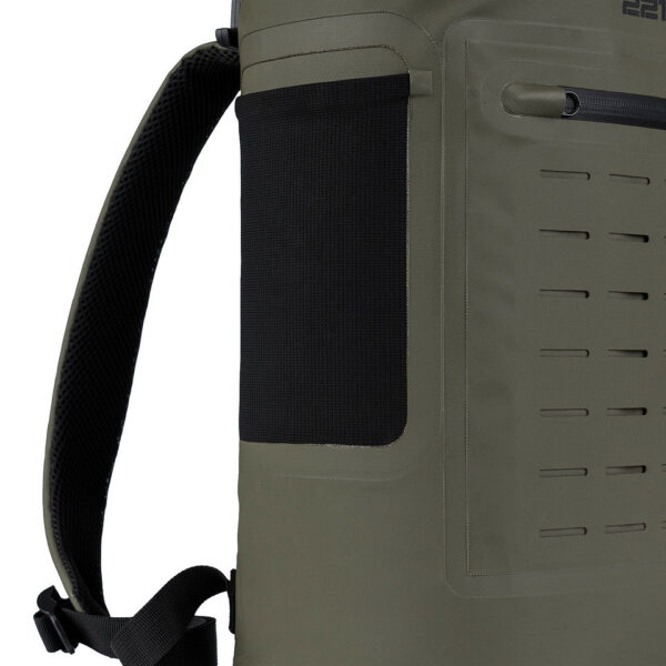 351800 11 09 De TF-2215 Tactical koelrugzak is de perfecte mix van functionaliteit en stijl voor outdoorliefhebbers. Gemaakt van duurzaam 500D PVC-materiaal, is deze rugzak weerbestendig en ideaal voor actieve gebruikers. Met een geïsoleerd koelvak dat tot 20 uur koeling biedt, biedt hij ruimte voor ongeveer 18 blikjes van 330 ml. Dankzij het comfortabele draagsysteem en meerdere opbergvakken is deze rugzak een betrouwbare keuze voor al je avonturen.