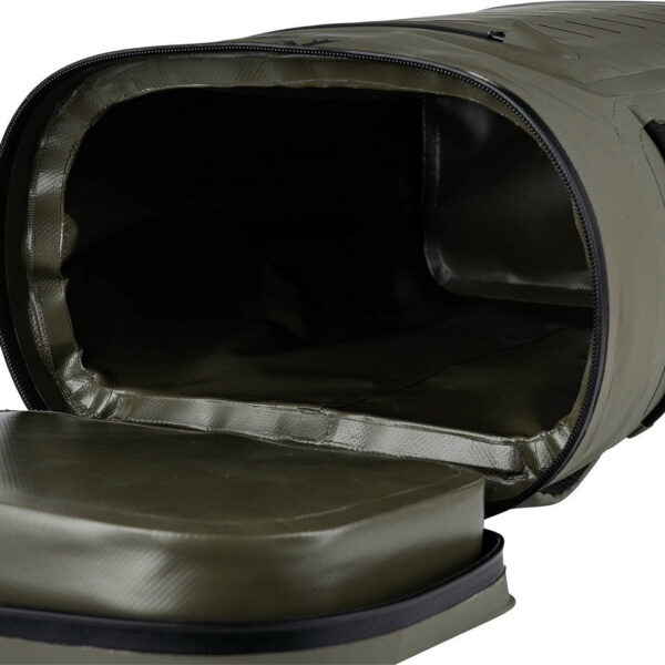 351800 11 10 De TF-2215 Tactical koelrugzak is de perfecte mix van functionaliteit en stijl voor outdoorliefhebbers. Gemaakt van duurzaam 500D PVC-materiaal, is deze rugzak weerbestendig en ideaal voor actieve gebruikers. Met een geïsoleerd koelvak dat tot 20 uur koeling biedt, biedt hij ruimte voor ongeveer 18 blikjes van 330 ml. Dankzij het comfortabele draagsysteem en meerdere opbergvakken is deze rugzak een betrouwbare keuze voor al je avonturen.