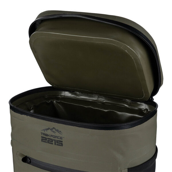 351800 11 11 De TF-2215 Tactical koelrugzak is de perfecte mix van functionaliteit en stijl voor outdoorliefhebbers. Gemaakt van duurzaam 500D PVC-materiaal, is deze rugzak weerbestendig en ideaal voor actieve gebruikers. Met een geïsoleerd koelvak dat tot 20 uur koeling biedt, biedt hij ruimte voor ongeveer 18 blikjes van 330 ml. Dankzij het comfortabele draagsysteem en meerdere opbergvakken is deze rugzak een betrouwbare keuze voor al je avonturen.