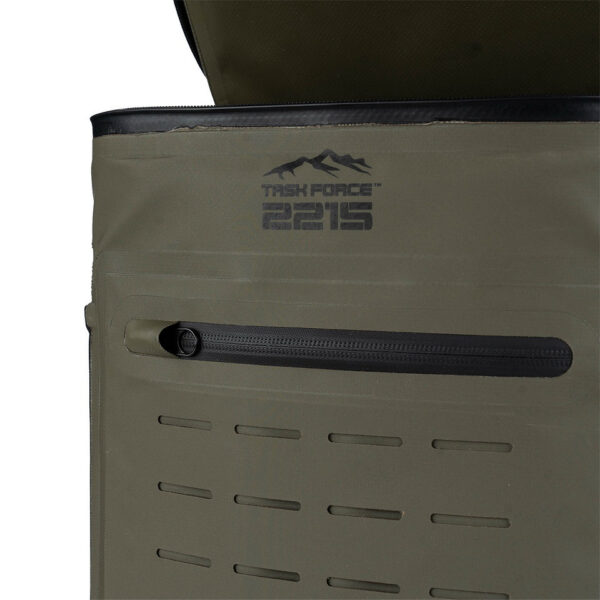 351800 11 12 De TF-2215 Tactical koelrugzak is de perfecte mix van functionaliteit en stijl voor outdoorliefhebbers. Gemaakt van duurzaam 500D PVC-materiaal, is deze rugzak weerbestendig en ideaal voor actieve gebruikers. Met een geïsoleerd koelvak dat tot 20 uur koeling biedt, biedt hij ruimte voor ongeveer 18 blikjes van 330 ml. Dankzij het comfortabele draagsysteem en meerdere opbergvakken is deze rugzak een betrouwbare keuze voor al je avonturen.
