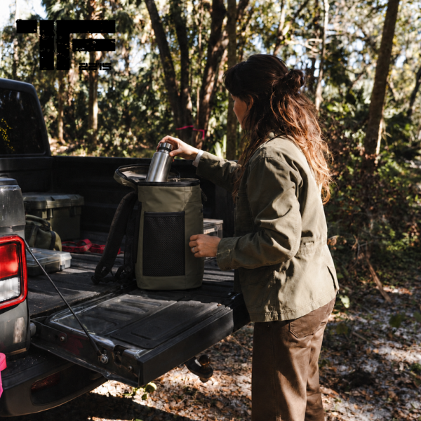 351800 11 351800 11 13201 De TF-2215 Tactical koelrugzak is de perfecte mix van functionaliteit en stijl voor outdoorliefhebbers. Gemaakt van duurzaam 500D PVC-materiaal, is deze rugzak weerbestendig en ideaal voor actieve gebruikers. Met een geïsoleerd koelvak dat tot 20 uur koeling biedt, biedt hij ruimte voor ongeveer 18 blikjes van 330 ml. Dankzij het comfortabele draagsysteem en meerdere opbergvakken is deze rugzak een betrouwbare keuze voor al je avonturen.
