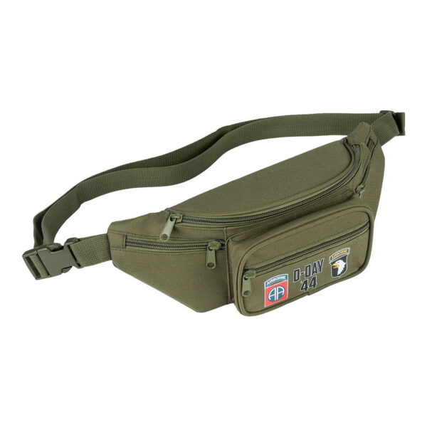 359395 11 02 1 De Heuptas D-Day 1944 Airborne is een functionele en stijlvolle tas, perfect voor festivals of tijdens het reizen. Gemaakt van 100% polyester, biedt deze heuptas met verstelbare band en gespsluiting vijf handige vakken met ritssluiting voor het veilig opbergen van waardevolle spullen zoals geld en passen. Een must-have accessoire voor de avontuurlijke reiziger.