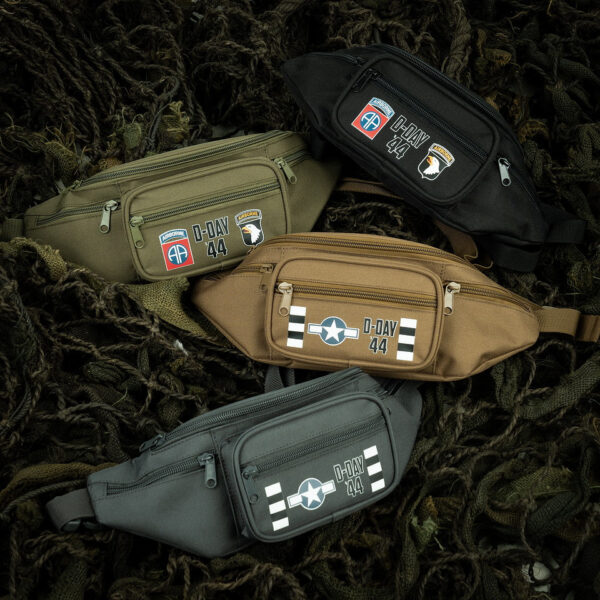 359395 11 05 1 De Heuptas D-Day 1944 Airborne is een functionele en stijlvolle tas, perfect voor festivals of tijdens het reizen. Gemaakt van 100% polyester, biedt deze heuptas met verstelbare band en gespsluiting vijf handige vakken met ritssluiting voor het veilig opbergen van waardevolle spullen zoals geld en passen. Een must-have accessoire voor de avontuurlijke reiziger.