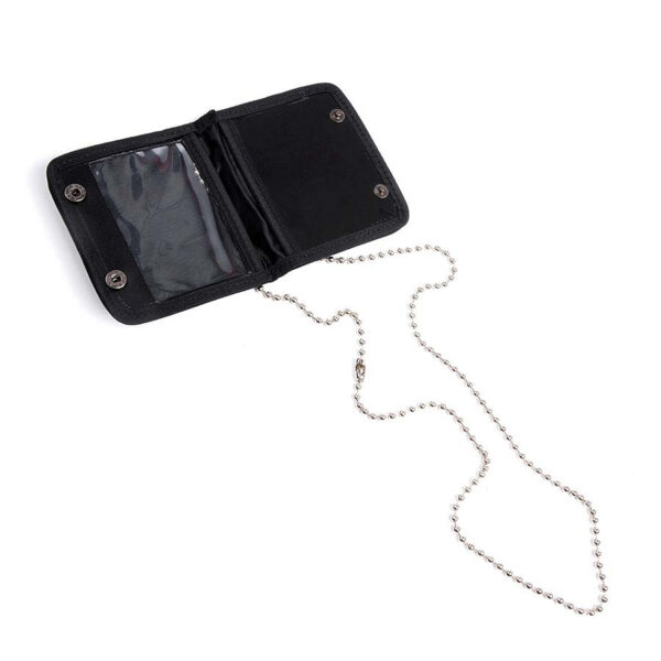 359421 13 01 De ID-card houder klein met ketting is de ideale oplossing voor het veilig en praktisch dragen van uw identificatie. Gemaakt van 100% nylon, biedt deze houder zowel stevigheid als een lichtgewicht ontwerp. Met afmetingen van 9 x 7 cm is hij compact en eenvoudig te gebruiken. Verkrijgbaar in de klassieke kleur zwart, is deze houder perfect voor zowel professioneel gebruik als outdoor avonturen. Zorg ervoor dat uw ID altijd binnen handbereik is met deze betrouwbare ID-card houder.