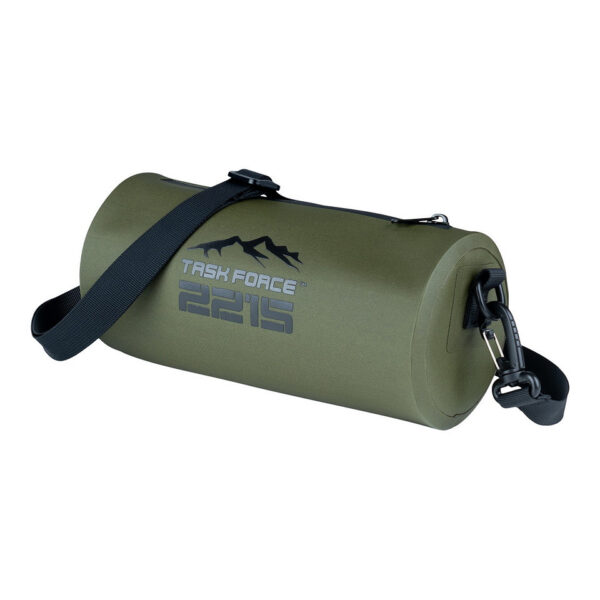 359572 11 01 De TF-2215 Cilinder Handtas is een ideale metgezel voor dagelijks gebruik en outdooractiviteiten. Gemaakt van hoogwaardig 600D double TPU-materiaal, is deze tas waterafstotend en slijtvast. Met zijn compacte, cilindervormige ontwerp biedt hij verrassend veel opbergruimte. De verstelbare en afneembare schouderband maakt het mogelijk om de tas op verschillende manieren te dragen, zodat je altijd stijlvol en praktisch onderweg bent.