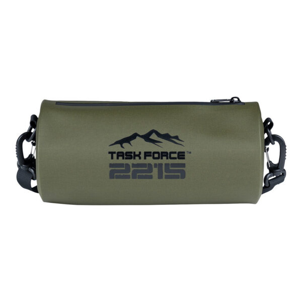 359572 11 04 De TF-2215 Cilinder Handtas is een ideale metgezel voor dagelijks gebruik en outdooractiviteiten. Gemaakt van hoogwaardig 600D double TPU-materiaal, is deze tas waterafstotend en slijtvast. Met zijn compacte, cilindervormige ontwerp biedt hij verrassend veel opbergruimte. De verstelbare en afneembare schouderband maakt het mogelijk om de tas op verschillende manieren te dragen, zodat je altijd stijlvol en praktisch onderweg bent.