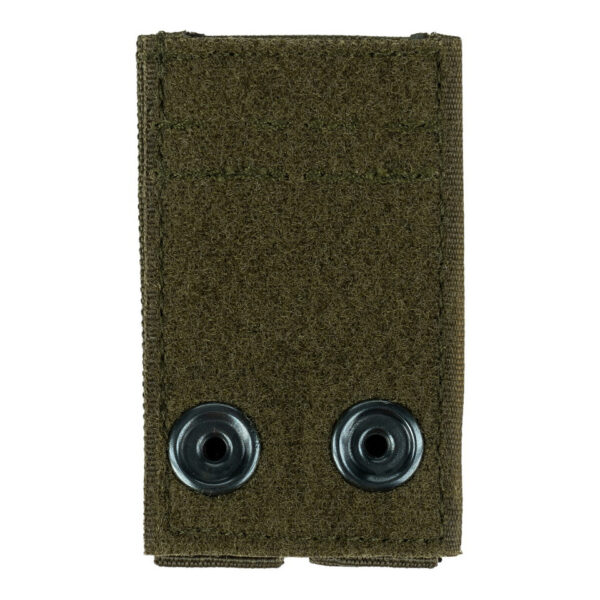 359994 11 02 1 De MOLLE patch adapter hook + loop small is een handige oplossing voor het bevestigen van patches, emblemen of pouches op MOLLE-systemen. Gemaakt van duurzaam 600D polyester, biedt dit klittenband paneel een stevige bevestiging voor al je accessoires op rugzakken of tactical vests zonder ingebouwd klittenband. Met afmetingen van 8,4 cm in lengte en 5,3 cm in breedte, is deze adapter perfect voor een veelzijdig gebruik in de buitenlucht.