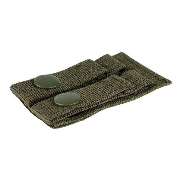 359994 11 03 1 De MOLLE patch adapter hook + loop small is een handige oplossing voor het bevestigen van patches, emblemen of pouches op MOLLE-systemen. Gemaakt van duurzaam 600D polyester, biedt dit klittenband paneel een stevige bevestiging voor al je accessoires op rugzakken of tactical vests zonder ingebouwd klittenband. Met afmetingen van 8,4 cm in lengte en 5,3 cm in breedte, is deze adapter perfect voor een veelzijdig gebruik in de buitenlucht.