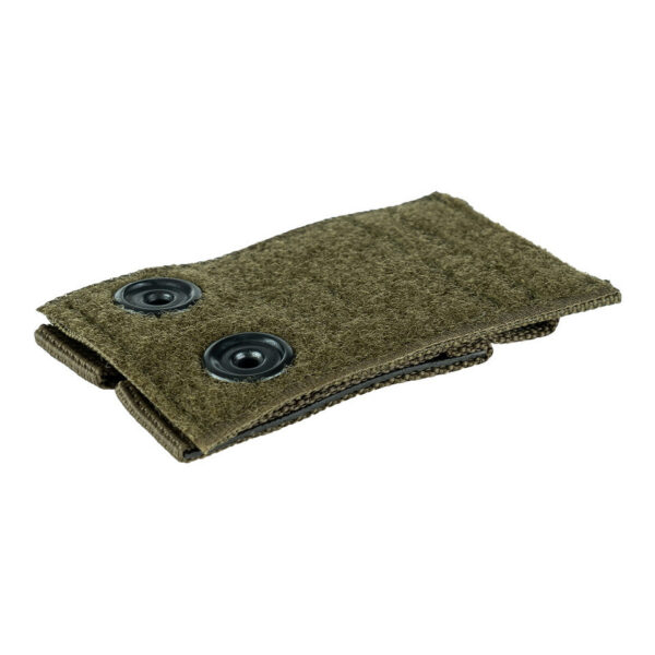 359994 11 04 1 De MOLLE patch adapter hook + loop small is een handige oplossing voor het bevestigen van patches, emblemen of pouches op MOLLE-systemen. Gemaakt van duurzaam 600D polyester, biedt dit klittenband paneel een stevige bevestiging voor al je accessoires op rugzakken of tactical vests zonder ingebouwd klittenband. Met afmetingen van 8,4 cm in lengte en 5,3 cm in breedte, is deze adapter perfect voor een veelzijdig gebruik in de buitenlucht.
