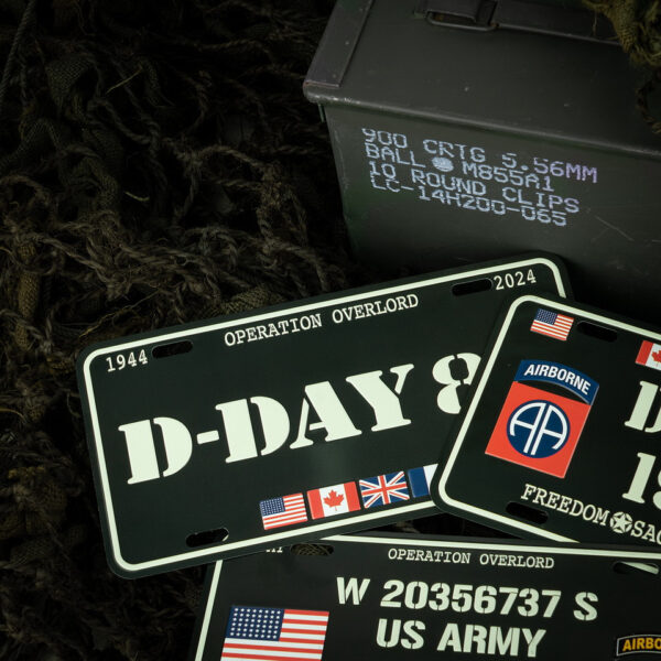 415140 9009 99 02 Ontdek de unieke Nummerplaat D-Day 80, een eerbetoon aan het 80-jarig jubileum van de legendarische Decision Day. Deze nummerplaat is rijkelijk versierd met teksten en emblemen die de historische betekenis van deze dag benadrukken. Een must-have voor verzamelaars en liefhebbers van militaire geschiedenis.