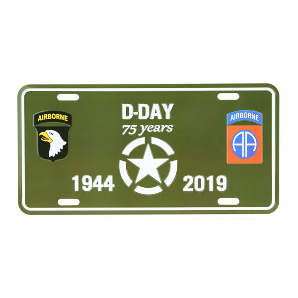 415140 9002 99 415140 9002 99 01 Vier 75 jaar D-Day met deze unieke aluminium nummerplaat, die de iconische 101st en 82nd Airborne Divisions eert. Met afmetingen van 30 bij 15 cm is deze plaat perfect voor decoratie of als verzamelobject. Een mooi eerbetoon aan de moed en geschiedenis van deze legendarische eenheden.