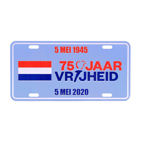 415141 612 99 415141 612 99 01 Vier 75 jaar vrijheid met onze unieke aluminium nummerplaat. Deze stijlvolle plaat is voorzien van een betekenisvolle tekst en afbeelding die de herdenking van deze belangrijke mijlpaal viert. Perfect voor zowel binnen- als buitentoepassingen, voegt deze nummerplaat een vleugje patriotisme toe aan uw omgeving. Een must-have voor elke verzamelaar of liefhebber van militaire geschiedenis.