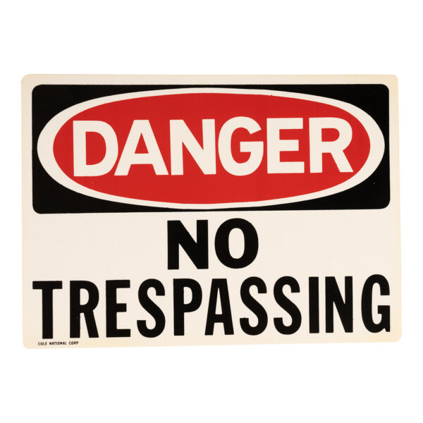 415143 2104 99 01 De Plastic plaat klein 'Danger no trespassing' #8178 is een stevige en opvallende waarschuwing die indringers op afstand houdt. Met een afmeting van 36 x 26 cm is deze plaat perfect voor gebruik in zowel binnen- als buitenomgevingen. De duidelijke afbeelding en tekst zorgen ervoor dat de boodschap helder overkomt. Ideaal voor beveiliging van privéterreinen, bouwplaatsen of andere gebieden waar toegang ongewenst is. Zorg voor de veiligheid van uw eigendommen met deze effectieve en duurzame waarschuwing.