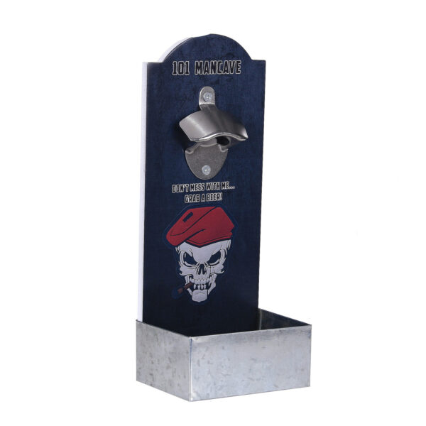 416103 99 01 De Flesopener muur 101 Mancave #2 is een stijlvolle wandflesopener, perfect voor elke mancave, schuur of veranda. Deze praktische opener is vervaardigd uit hout en is voorzien van een metalen opener en een opvangbakje voor doppen. Met afmetingen van 30 x 12 cm voor de opener en 12 x 9 x 5,5 cm voor de opvangbak, is deze flesopener niet alleen functioneel, maar ook een leuke decoratie voor in huis. Dankzij het handige ophangsysteem kan hij direct aan de muur worden bevestigd.
