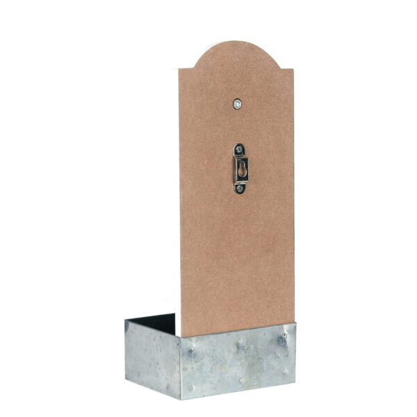 416103 99 02 De Flesopener muur 101 Mancave #2 is een stijlvolle wandflesopener, perfect voor elke mancave, schuur of veranda. Deze praktische opener is vervaardigd uit hout en is voorzien van een metalen opener en een opvangbakje voor doppen. Met afmetingen van 30 x 12 cm voor de opener en 12 x 9 x 5,5 cm voor de opvangbak, is deze flesopener niet alleen functioneel, maar ook een leuke decoratie voor in huis. Dankzij het handige ophangsysteem kan hij direct aan de muur worden bevestigd.
