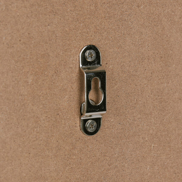 416103 99 03 De Flesopener muur 101 Mancave #2 is een stijlvolle wandflesopener, perfect voor elke mancave, schuur of veranda. Deze praktische opener is vervaardigd uit hout en is voorzien van een metalen opener en een opvangbakje voor doppen. Met afmetingen van 30 x 12 cm voor de opener en 12 x 9 x 5,5 cm voor de opvangbak, is deze flesopener niet alleen functioneel, maar ook een leuke decoratie voor in huis. Dankzij het handige ophangsysteem kan hij direct aan de muur worden bevestigd.
