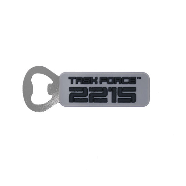 416130 99 01 Ontdek de Flesopener 3D PVC Task Force 2215, een traditionele RVS flesopener met een stijlvol ontwerp en een comfortabele PVC grip. Met een handzame afmeting van 11 cm is deze flesopener perfect voor elke gelegenheid, of je nu thuis bent of op avontuur. Een onmisbare accessoire voor de echte liefhebber van outdoor en militaire uitrusting.