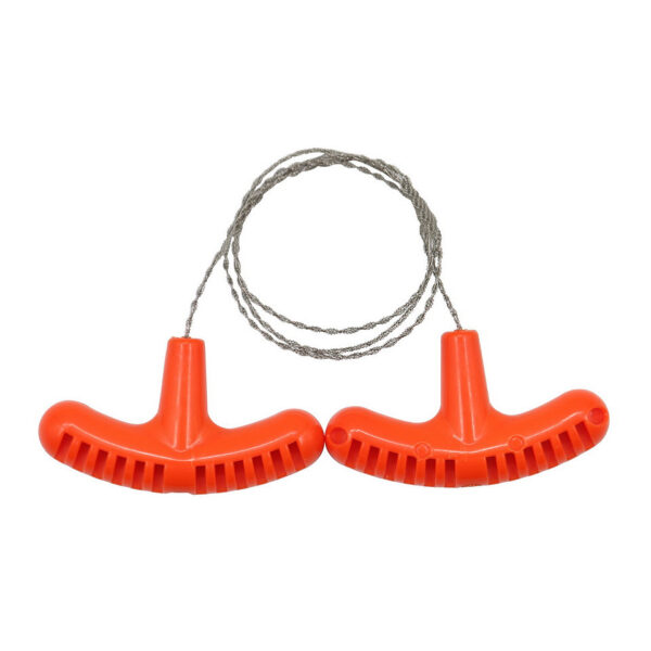 439353 99 01 De RVS draadzaag is een lichtgewicht en praktische tool, perfect voor outdoor gebruik en noodsituaties. Gemaakt van sterk roestvrijstalen draad, zaagt deze compacte zaag moeiteloos door hout en plastic. Ideaal voor kamperen, hiken en andere avontuurlijke activiteiten, past hij gemakkelijk in je rugzak of survival kit. Met zijn handige ontwerp is deze draadzaag een onmisbare metgezel voor elke natuurliefhebber.