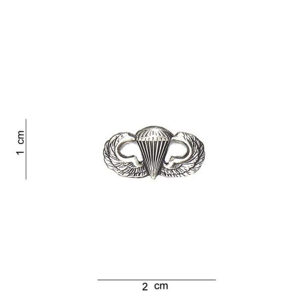 441002 1301 75 01 Dit metalen embleem, het Parachutist Badge ofwel 'Jump Wings', is een eerbetoon aan de moed van parachutisten binnen de Amerikaanse strijdkrachten. Geproduceerd in een elegante zilveren kleur, is het embleem perfect voor militaire verzamelaars en enthusiast. Met zijn gedetailleerde ontwerp en hoogwaardige afwerking, is het een waardevolle aanvulling op elke uniform of uitrusting. Draag het met trots of geef het cadeau aan een luchtvaartliefhebber.