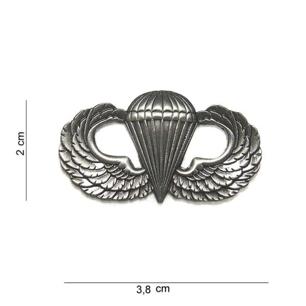 441002 1303 75 01 Het grote zilveren embleem met de para wing is een eerbetoon aan de parachutisten van de Amerikaanse strijdkrachten. Dit metalen embleem, ook wel bekend als Jump Wings of Silver Wings, symboliseert de moed en vaardigheden van parachutisten en is een waardevolle aanvulling voor elke militaire of outdoor verzameling. Met zijn gedetailleerde ontwerp en hoogwaardige afwerking is dit embleem perfect voor op uniformen, rugzakken of als decoratief item.