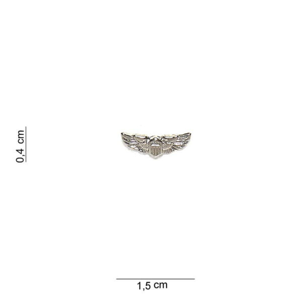 441002 1381 75 01 Dit metalen embleem van de US Air Force pilot, klein #7053, is een stijlvolle en authentieke toevoeging aan je collectie. Met zijn gedetailleerde tekst en afbeelding straalt het de trots en geschiedenis van de luchtmacht uit. Dit embleem is perfect voor op een uniform, tas of als decoratie. Verkrijgbaar in diverse kleuren, biedt het een unieke manier om je passie voor de luchtvaart te tonen. Een must-have voor elke fan van militaire uitrusting!
