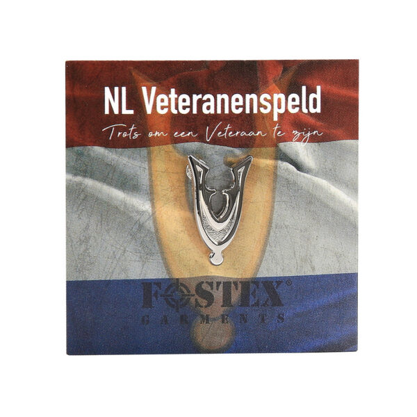 441004 6136 16 02 Het metalen embleem Veteranen pin in zilver is een eerbetoon aan de Nederlandse veteranen en perfect voor op uw baret, cap of jas. Dit hoogwaardige embleem, gemaakt van 100% metaal, vertegenwoordigt trots en erkenning voor de inzet van veteranen. Een mooi accessoire voor iedere gelegenheid, waarmee u uw verbondenheid met deze moedige mannen en vrouwen kunt tonen.