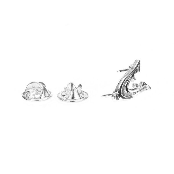 441004 6136 16 03 Het metalen embleem Veteranen pin in zilver is een eerbetoon aan de Nederlandse veteranen en perfect voor op uw baret, cap of jas. Dit hoogwaardige embleem, gemaakt van 100% metaal, vertegenwoordigt trots en erkenning voor de inzet van veteranen. Een mooi accessoire voor iedere gelegenheid, waarmee u uw verbondenheid met deze moedige mannen en vrouwen kunt tonen.