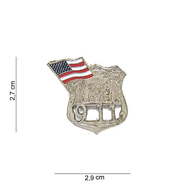 441004 1298 75 01 Dit metalen embleem van de New York Police (#7034) is een must-have voor elke verzamelaar of liefhebber van politie memorabilia. Met zijn gedetailleerde ontwerp en duurzame afwerking, is dit embleem ideaal voor op uniformen, tasjes of als decoratie. Verkrijgbaar in diverse kleuren, biedt dit embleem een authentieke uitstraling die perfect past bij elke outfit of uitrusting. Voeg een stukje politiegeschiedenis toe aan je collectie met dit unieke item.