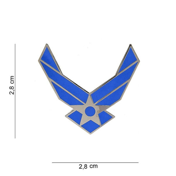 441004 1370 75 01 Dit metalen embleem van de US Air Force is een perfect accessoire voor elke militaire of outdoor liefhebber. Het compacte formaat maakt het ideaal voor bevestiging op jasjes, tassen of andere uitrusting. Met zijn gedetailleerde ontwerp en diverse kleurmogelijkheden voegt het een unieke touch toe aan je outfit. Of je nu een verzamelaar bent of gewoon je waardering voor de luchtmacht wilt tonen, dit embleem is een must-have.