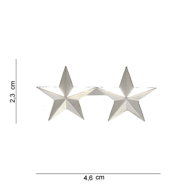441004 1379 16 01 Dit hoogwaardige embleem van metaal toont de rang van generaal majoor met twee sterren, perfect voor militaire uniformen of als verzamelobject. Het embleem is vervaardigd uit duurzaam zilver/chrome met een luxe afwerking, waardoor het zowel stevig als stijlvol is. Ideaal voor zowel professionele als persoonlijke toepassingen, dit embleem voegt een authentieke touch toe aan elke outfit of collectie. Een must-have voor elke serieuze verzamelaar of militaire enthusiast.