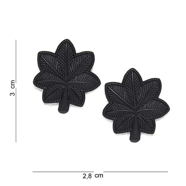 441005 1241 75 01 Dit hoogwaardige embleem metaal Luitenant Colonel in zwart is een perfecte aanvulling voor elke militaire of outdoor uitrusting. Dit setje van 2 stuks is vervaardigd uit duurzaam metaal en beschikt over een gedetailleerde tekst en afbeelding, wat zorgt voor een professionele uitstraling. Ideaal voor uniformen, accessoires of als decoratie. Verkrijgbaar in verschillende kleuren, biedt het embleem veelzijdigheid en stijl voor zowel professionals als liefhebbers van militaire accessoires.