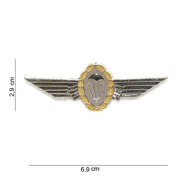 441021 1160 75 01 Ontdek het metalen embleem van de Duitse parawing (fallschirmjäger) #6011, een perfect accessoire voor elke militaire of outdoor liefhebber. Dit hoogwaardige embleem is voorzien van een gedetailleerde afbeelding en tekst, waardoor het een unieke toevoeging is aan je verzameling of uitrusting. Verkrijgbaar in diverse kleuren, biedt dit embleem niet alleen een authentieke uitstraling, maar ook de mogelijkheid om je persoonlijke stijl te benadrukken. Voeg dit opvallende embleem toe aan je collectie en laat je passie voor militaire geschiedenis zien.