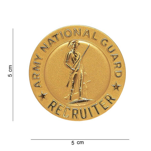 441030 1134 75 01 Dit hoogwaardige metaalembleem van de Army National Guard is perfect voor iedereen die zijn of haar trots op de militaire dienst wil tonen. Met een gedetailleerde afbeelding en tekst is dit embleem een uniek accessoire voor op kleding of tas. Verkrijgbaar in diverse kleuren, voegt het een stijlvolle en opvallende uitstraling toe aan uw outfit. Dit embleem is niet alleen een symbool van toewijding, maar ook een must-have voor verzamelaars en supporters van de nationale garde.
