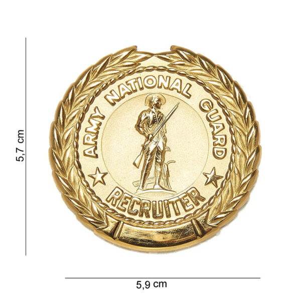 441030 1135 75 01 Dit metalen embleem met recruiting badge #7009 is een must-have voor elke militaire en outdoor enthusiast. Het embleem is voorzien van een unieke tekst en afbeelding, wat het een opvallende toevoeging maakt aan uw uitrusting. Verkrijgbaar in diverse kleuren, biedt dit embleem niet alleen een stijlvolle uitstraling, maar ook een gevoel van trots en verbondenheid. Perfect voor op het uniform, rugzak of als verzamelobject.