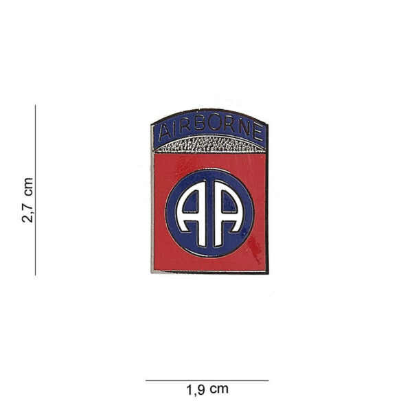 441038 1183 75 01 Dit hoogwaardige metalen embleem van de 82nd Airborne Division van het Amerikaanse leger is een must-have voor elke militaire verzamelaar of fan van outdoor uitrusting. Het embleem symboliseert de elite status van deze luchtlandingsdivisie, die bekend staat om zijn snelle inzetbaarheid en indrukwekkende geschiedenis sinds 1917. Met zijn gedetailleerde ontwerp en robuuste afwerking is dit embleem perfect voor op kleding, tassen of als decoratief item in uw collectie.