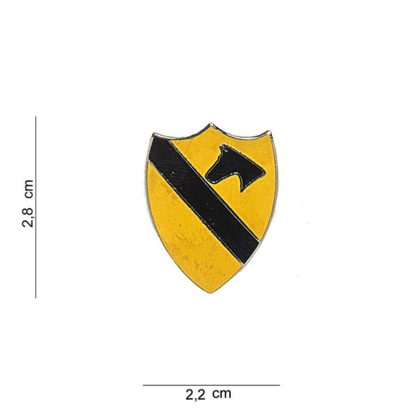 441038 1185 75 01 Ontdek het metalen embleem van de 1st Cavalry Division, een van de meest gedecoreerde eenheden van het Amerikaanse leger. Dit hoogwaardige embleem toont trots het iconische logo en symboliseert de rijke geschiedenis en moed van deze legendarische divisie, die betrokken was bij belangrijke conflicten zoals de Tweede Wereldoorlog en de Vietnamoorlog. Een perfect accessoire voor militaire en outdoor liefhebbers.