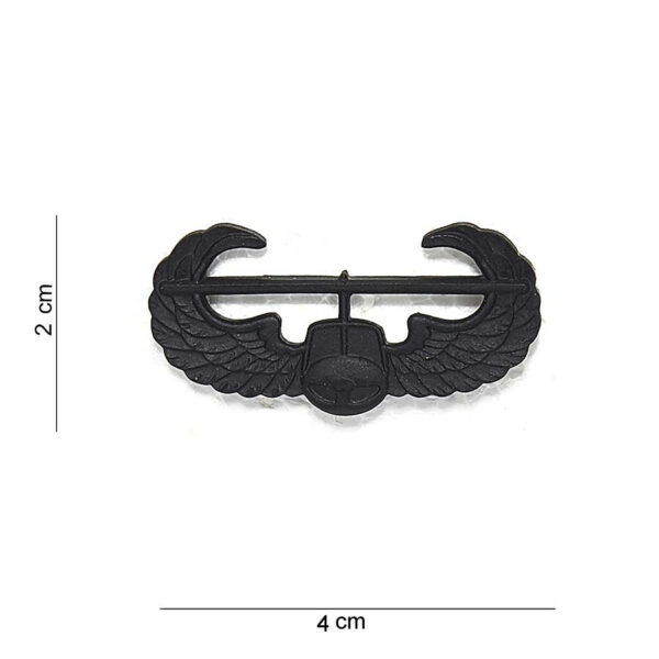 441038 1302 75 01 Ontdek het metalen embleem met de iconische air assault wings in zwart (#7065). Dit hoogwaardige embleem, perfect voor militairen en outdoor liefhebbers, voegt een unieke touch toe aan je uitrusting. Met een gedetailleerde afwerking en een sterke constructie, is het embleem een must-have voor iedereen die zijn passie voor de luchtlandingstroepen wil tonen. Beschikbaar in diverse kleuren, dit embleem is een veelzijdige aanvulling voor elke collectie.