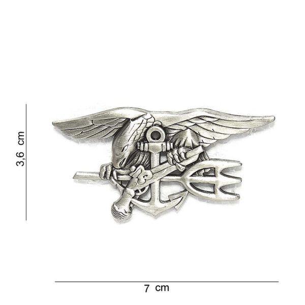 441054 1174 75 01 Dit hoogwaardige metalen embleem van de US Navy Seals (#7095) is een must-have voor elke militaire of outdoor liefhebber. Met zijn gedetailleerde ontwerp en sterke constructie voegt dit embleem een authentieke touch toe aan uw uitrusting of kleding. Verkrijgbaar in diverse kleuren, is het perfect voor het personaliseren van jackets, tassen of andere accessoires. Toon uw steun voor de elite eenheid van de US Navy Seals met dit prachtige embleem.