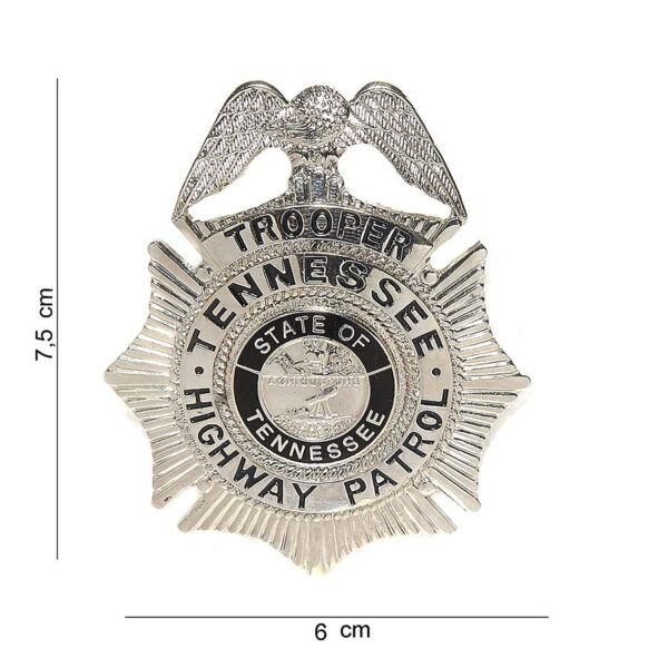 441054 1266 75 01 Ontdek het metaal embleem van de Trooper Tennessee Highway Patrol (zil #7022), een hoogwaardige aanvulling voor elke verzamelaar of liefhebber van militaire en outdoor uitrusting. Dit stijlvolle embleem is vervaardigd uit duurzaam metaal en beschikt over een gedetailleerde afbeelding en tekst. Verkrijgbaar in diverse kleuren, biedt het een perfecte manier om je toewijding aan de wetshandhaving te tonen. Een must-have voor elke fan van de Tennessee Highway Patrol.