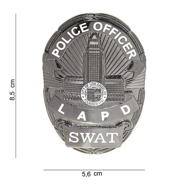 441055 1257 75 01 Ontdek ons hoogwaardige metalen embleem van de LAPD SWAT, model #7032. Dit embleem, met een gedetailleerde tekst en afbeelding, is perfect voor politie-enthousiastelingen en verzamelaars. Verkrijgbaar in diverse kleuren, biedt dit embleem een authentieke uitstraling die elke outfit of verzameling compleet maakt. Voeg dit unieke stuk toe aan uw collectie en toon uw steun voor de politie.