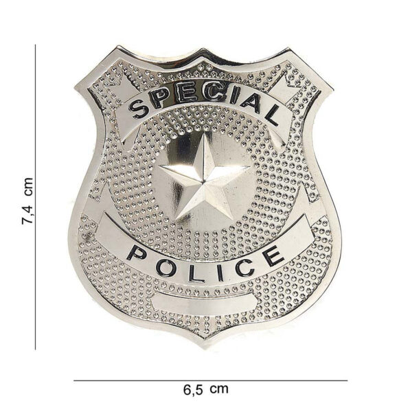 441058 1310 16 01 Dit hoogwaardige metalen embleem van de speciale politie in zilver (#7029) is een perfecte toevoeging voor elke verzamelaar of als accessoire voor je militaire of outdoor uitrusting. Het embleem is duurzaam en voorzien van een gedetailleerde tekst en afbeelding die de kracht en professionaliteit van de speciale eenheid uitstralen. Met zijn elegante zilveren/chrome afwerking is dit embleem niet alleen functioneel, maar ook een stijlvol statement.