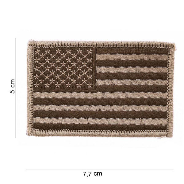 442302 616 75 01 <p>Dit hoogwaardige Embleem stof vlag USA desert #1020 is perfect voor het personaliseren van uw militaire of outdoor uitrusting. Gemaakt van duurzaam materiaal, biedt dit embleem een gedetailleerde afbeelding met tekst die de Amerikaanse vlag in een woestijnstijl weergeeft. Verkrijgbaar in diverse kleuren, is dit embleem een uitstekende keuze voor iedereen die zijn of haar outfit een unieke touch wil geven. Ideaal voor gebruik op kleding, tassen of andere accessoires.</p>