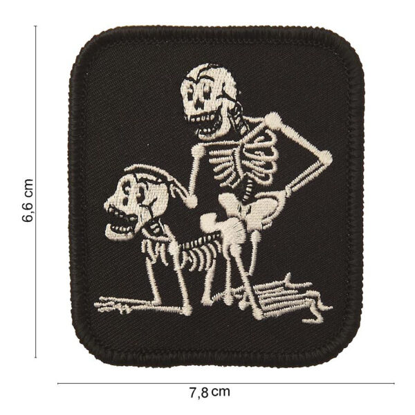 442302 985 75 442302 985 75 01 <p>Dit unieke embleem met twee skeletten (#4083) is een opvallende toevoeging aan jouw uitrusting. Gemaakt van hoogwaardige stof en voorzien van gedetailleerde afbeeldingen, biedt dit embleem een stoere uitstraling voor zowel militaire als outdoor avonturen. Verkrijgbaar in diverse kleuren, is het perfect voor het personaliseren van kleding, tassen of andere accessoires. Voeg een vleugje karakter toe aan je gear met dit stijlvolle embleem!</p>