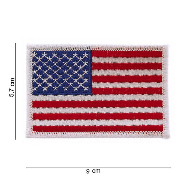 442303 606 75 01 <p>Dit hoogwaardige embleem van stof met de vlag van de Verenigde Staten en een witte rand is een perfecte aanvulling voor elke militaire of outdoor uitrusting. Met zijn gedetailleerde ontwerp en duurzame materialen is dit embleem ideaal voor het personaliseren van kleding, backpacks of andere uitrusting. Beschikbaar in verschillende kleuren, biedt het de mogelijkheid om je stijl en trots op een unieke manier te tonen. Een must-have voor liefhebbers van de Amerikaanse cultuur en militaire accessoires.</p>