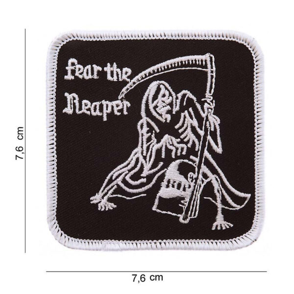 442303 984 75 01 <p>Het Embleem stof 'Fear the Reaper' #1062 is een uniek en opvallend embleem dat perfect is voor het personaliseren van kleding of uitrusting. Dit hoogwaardige embleem is vervaardigd van duurzame stof en bevat een krachtige afbeelding met tekst die een sterke boodschap overbrengt. Verkrijgbaar in diverse kleuren, biedt dit embleem een veelzijdige aanvulling op jouw militaire of outdoor gear. Geef je stijl een extra dimensie met dit karakteristieke embleem.</p>
