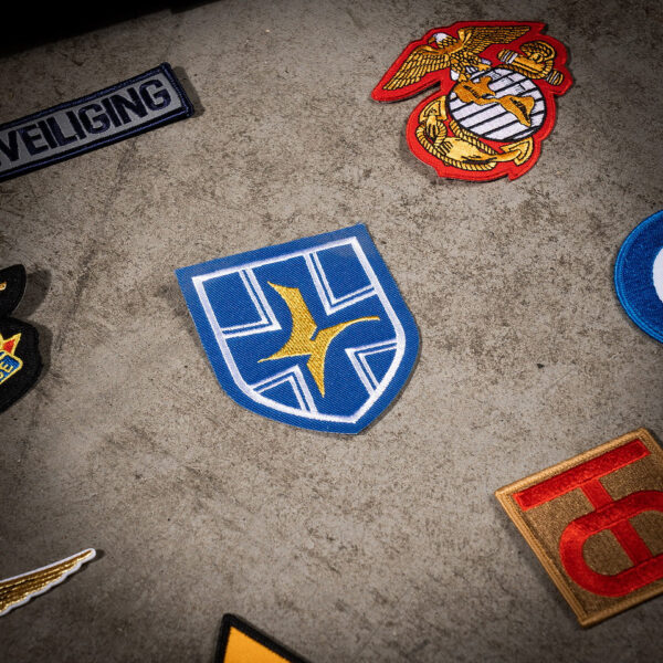 442304 638 75 02 <p>Het Luftwaffe JABO 35 embleem is een hoogwaardige stofversie met authentieke details. Dit embleem is perfect voor het personaliseren van kleding of uitrusting en voegt een vleugje geschiedenis toe aan uw collectie. Verkrijgbaar in diverse kleuren, is dit embleem een must-have voor elke liefhebber van militaire memorabilia. Met zijn stijlvolle ontwerp en duurzame stof is het een uitstekende keuze voor zowel gebruik als decoratie.</p>