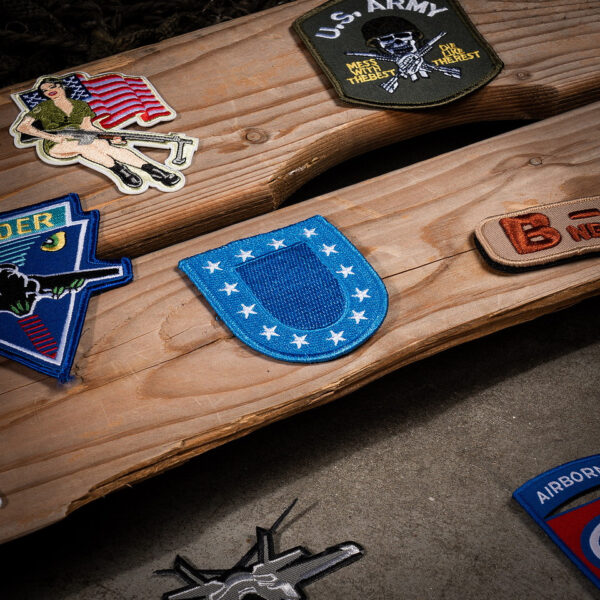 442304 639 75 02 <p>Het Embleem stof US army groot #3021 is een hoogwaardige en duurzame patch met een authentieke uitstraling. Dit embleem, voorzien van een gedetailleerde tekst en afbeelding, is perfect voor het personaliseren van kleding en uitrusting. Verkrijgbaar in diverse kleuren, voegt dit embleem een stoere en militaire touch toe aan elke outfit. Ideaal voor zowel verzamelaars als outdoorliefhebbers die kwaliteit en stijl waarderen.</p>