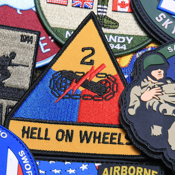 442304 8000 75 hell on wheels patch fostex <p>Voeg een stoere touch toe aan je outfit met het Embleem stof Hell on Wheels #7116. Dit hoogwaardige embleem is vervaardigd van stevig stof en toont een indrukwekkende afbeelding met bijpassende tekst. Verkrijgbaar in diverse kleuren, is het perfect voor het personaliseren van kleding, tassen of andere accessoires. Met zijn unieke uitstraling is dit embleem een must-have voor elke liefhebber van militaire en outdoor stijlen.</p>