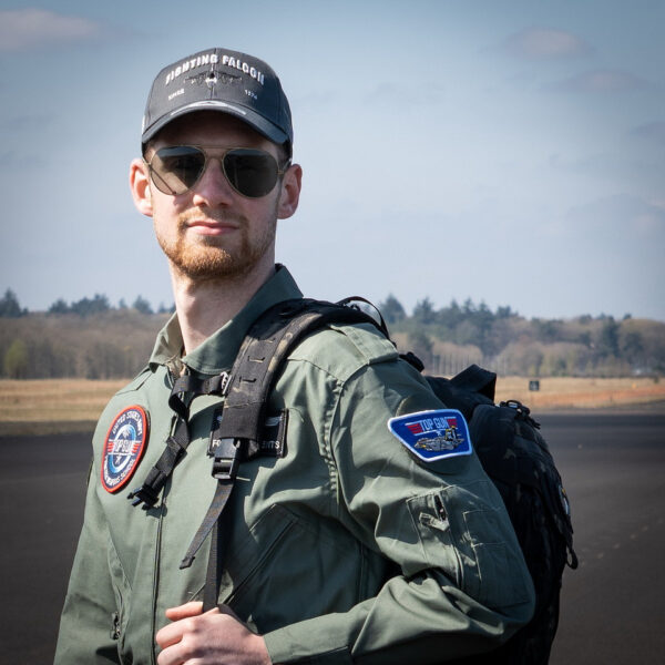 442304 835 75 02 <p>Voeg een vleugje karakter toe aan je outfit met het Embleem stof Top Gun Trapezium in blauw (#5071). Dit hoogwaardige embleem, vervaardigd van duurzaam stof, toont een opvallende afbeelding en tekst die de geest van avontuur en moed uitstralen. Perfect voor op jassen, rugzakken of andere kledingstukken, dit embleem is een must-have voor elke militaire of outdoor liefhebber. Beschikbaar in diverse kleuren, waarmee je jouw persoonlijke stijl kunt accentueren.</p>